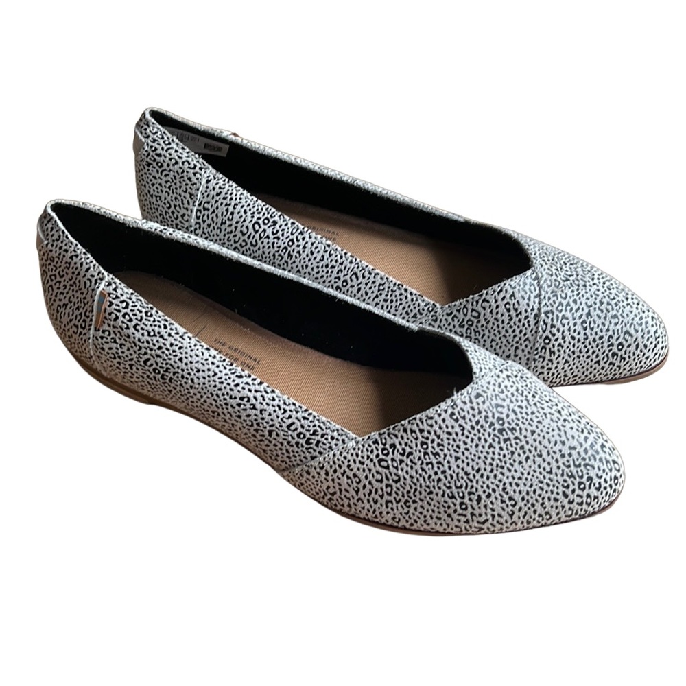 Like new Toms B&W leopard flats